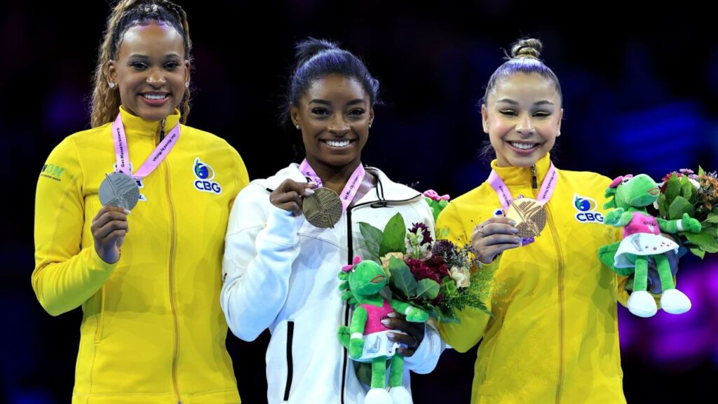 Rebeca Andrade, Simone Biles e Flávia Saraiva em pódio do solo no Mundial de Ginástica Artística