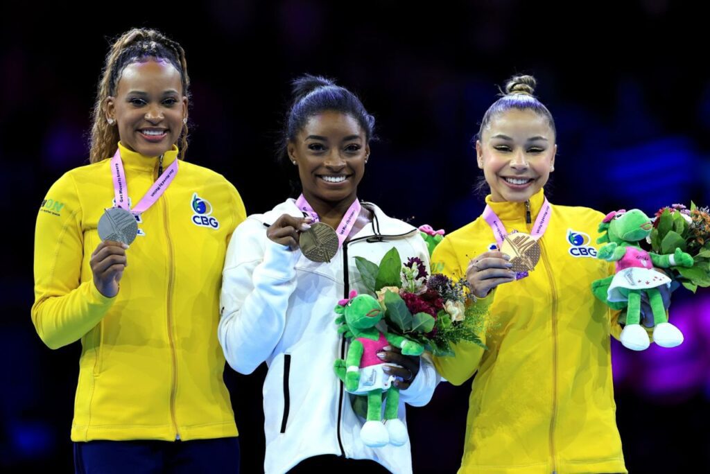 Rebeca Andrade, Simone Biles e Flávia Saraiva em pódio do solo no Mundial de Ginástica Artística