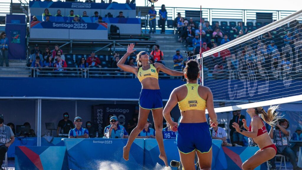 Duda Lisboa e Ana Patrícia em jogo contra os EUA no vôlei de praia dos Jogos Pan-Americanos Santiago 2023