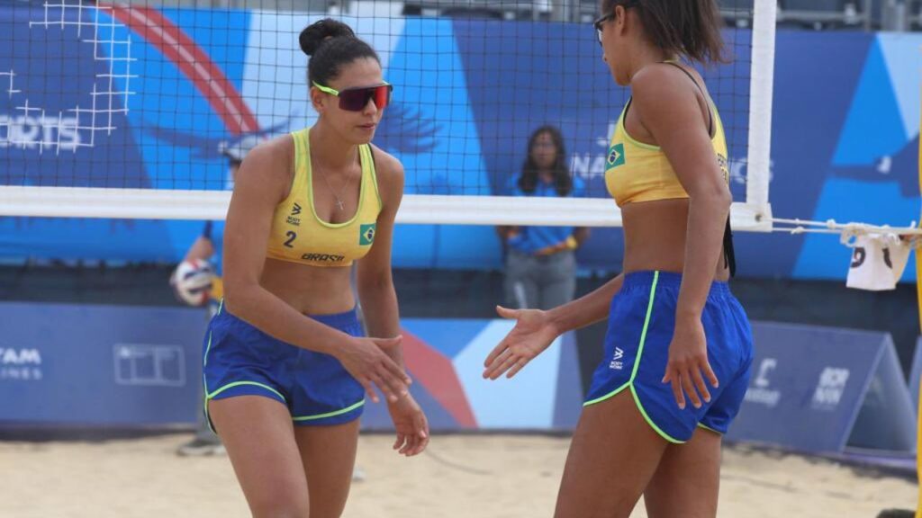 Duda/Ana Patrícia em jogo contra o Peru no vôlei de Praia do Pan-Americano Santiago 2023