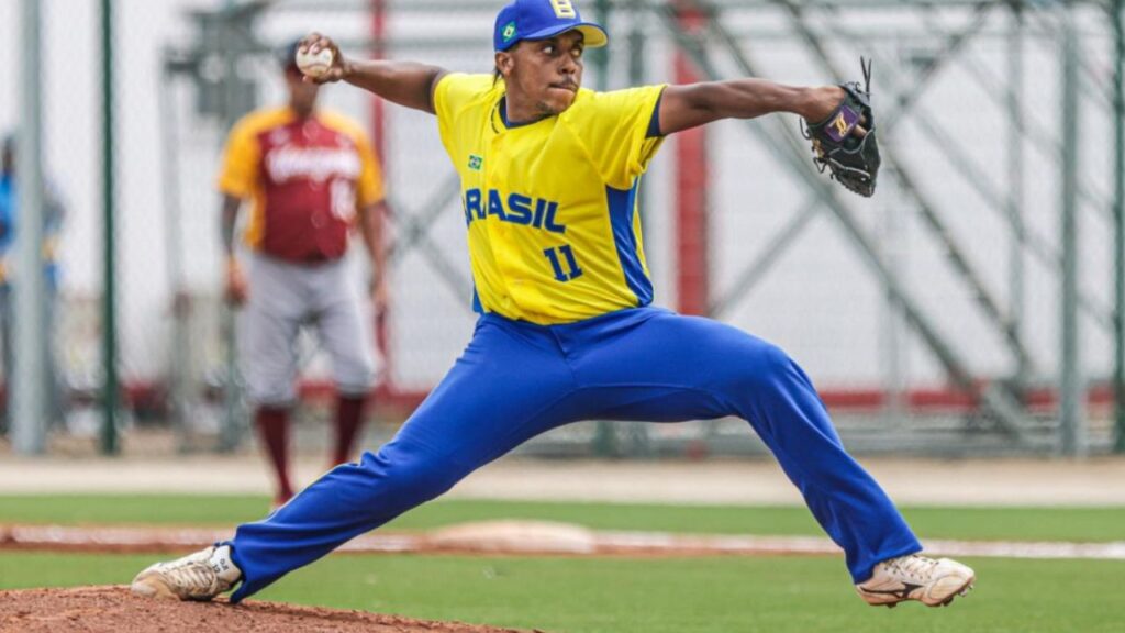 Felipe Natel, o Pelé, em jogo de beisebol entre Brasil e Venezuela no Pan-Americano Santiago 2023