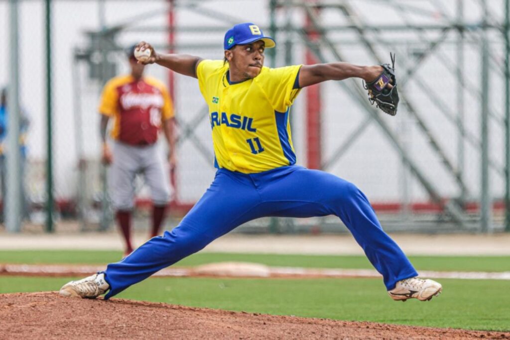 Felipe Natel, o Pelé, em jogo de beisebol entre Brasil e Venezuela no Pan-Americano Santiago 2023