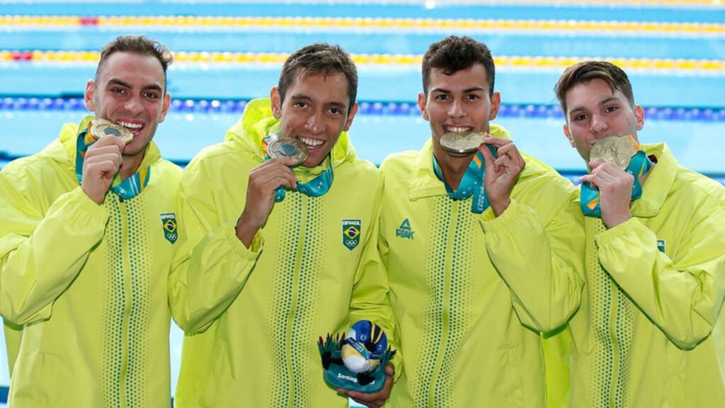 Fernando Scheffer, Breno Correia, Guilherme Costa e Bruno Sartori com medalhas de ouro no Pan-Americano Santiago 2023