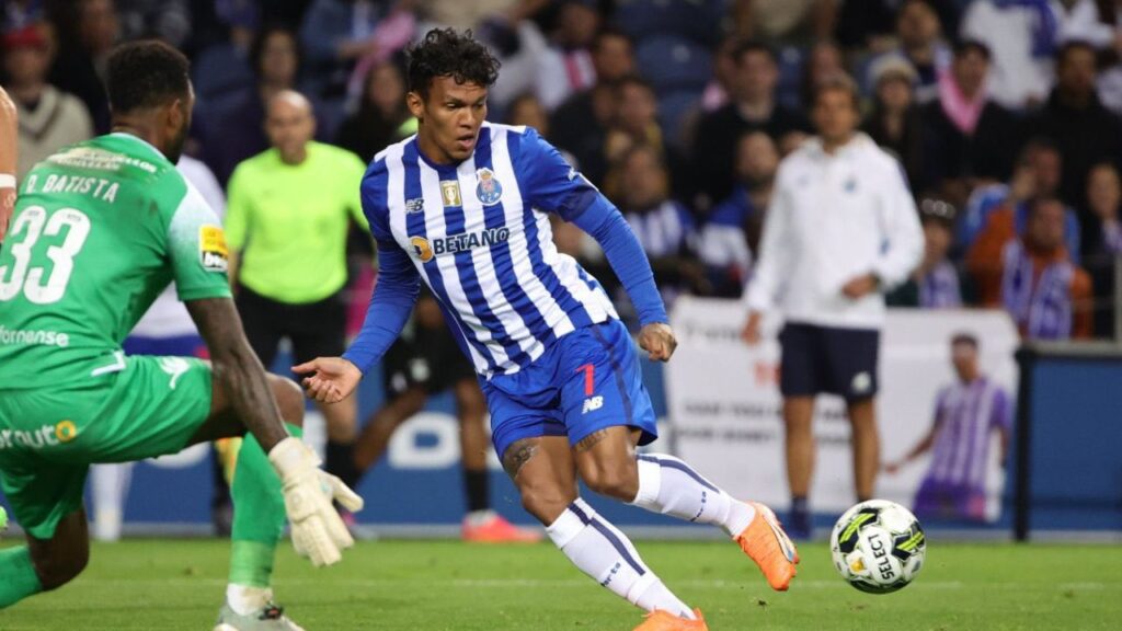 Atacante Gabriel Veron em jogo do Porto