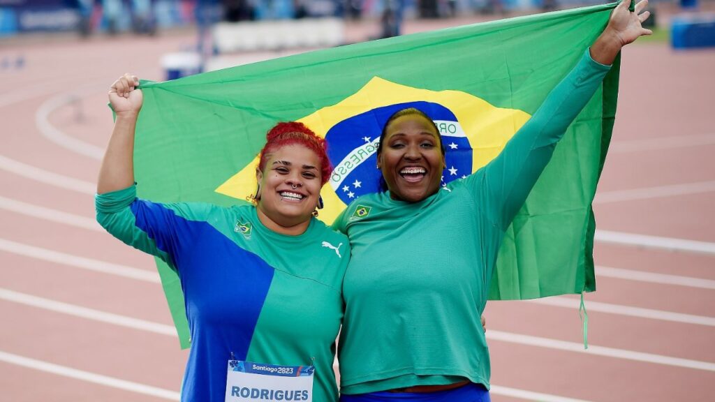 Izabela Rodrigues e Andressa Morais, do atletismo, com bandeira do Brasil no Pan-Americano Santiago 2023