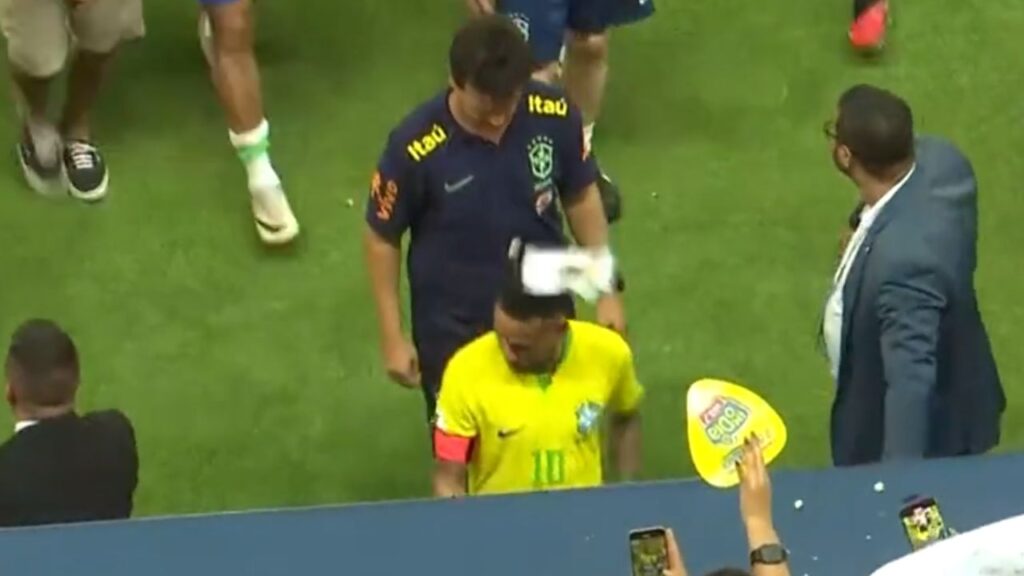 Atacante Neymar atingido por saco de pipoca após jogo entre Brasil e Venezuela na Arena Pantanal