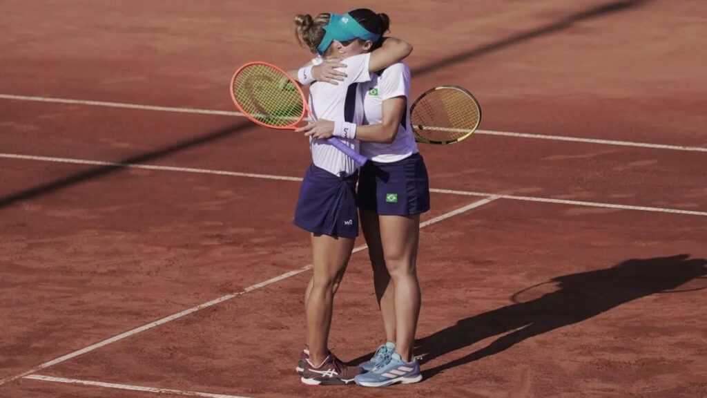 Tenistas Laura Pigossi e Luísa Stefani em jogo do Pan-Americano Santiago 2023