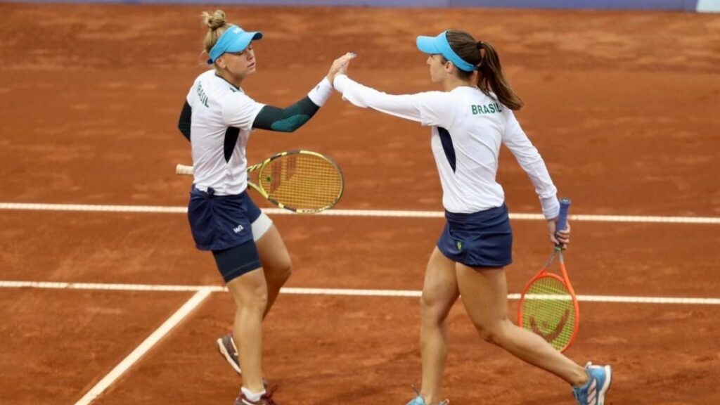 Tenistas Laura Pigossi e Luísa Stefani em jogo do Pan-Americano Santiago 2023