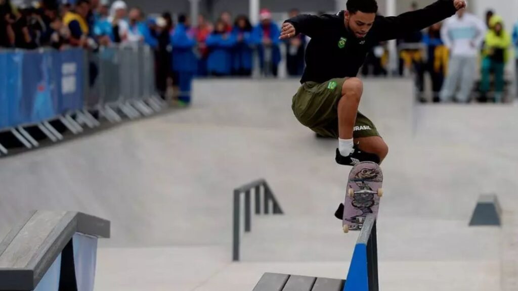 Skatista Lucas Rabelo em manobra no Pan-Americano Santiago 2023