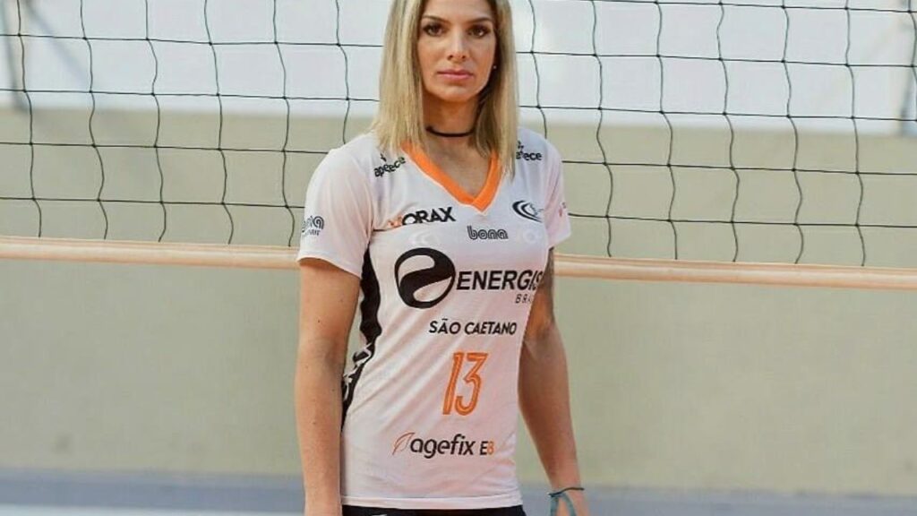 Ponteira Mari Blum posa com camisa do São Caetano em quadra de vôlei