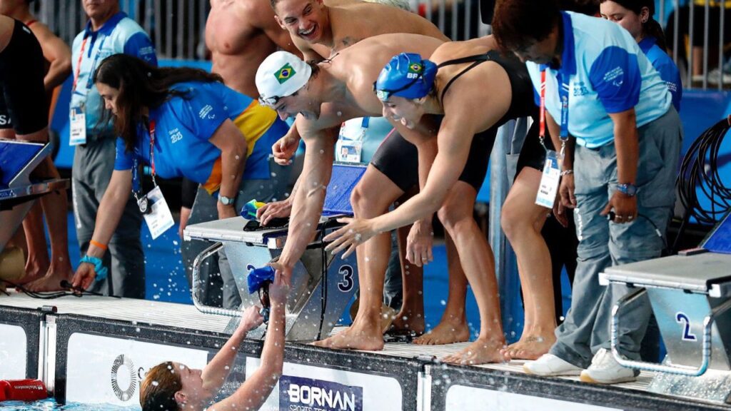 Equipe do revezamento 4x100m livre misto da natação comemora ouro no Pan-Americano Santiago 2023