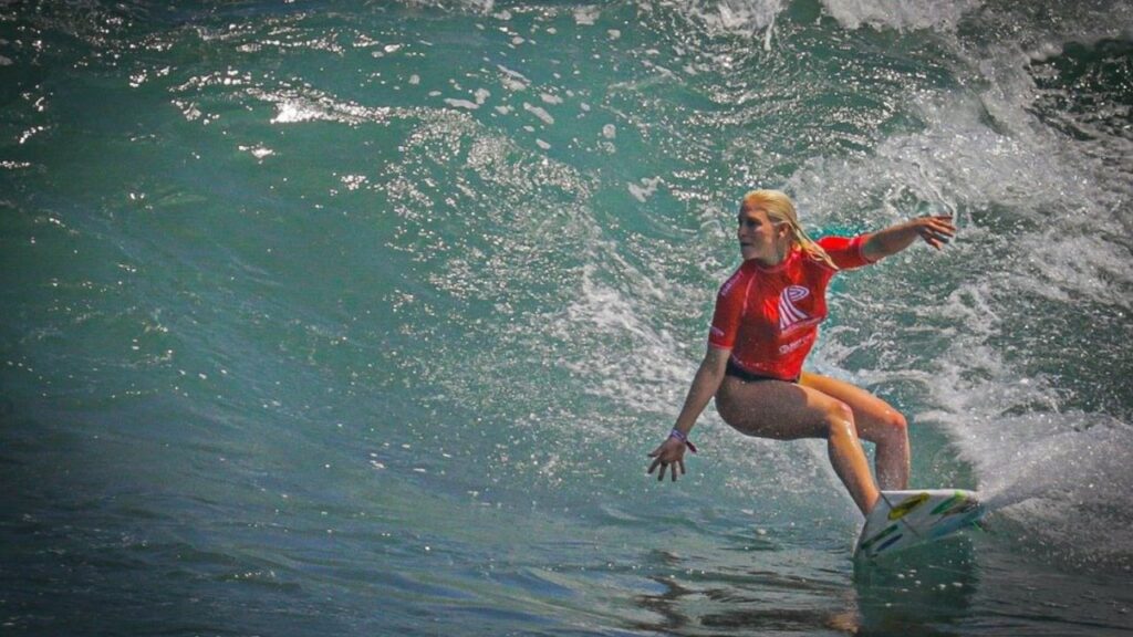 Surfista Tatiana Weston Webb em onda no Pan-Americano Santiago 2023