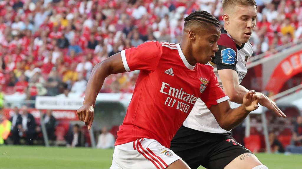 Atacante David Neres e volante Charles em jogo Benfica x Midtjylland na Champions League 2022