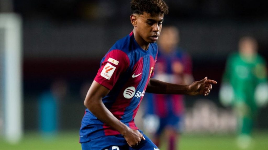 Atacante Lamine Yamal em jogo do Barcelona em 2023