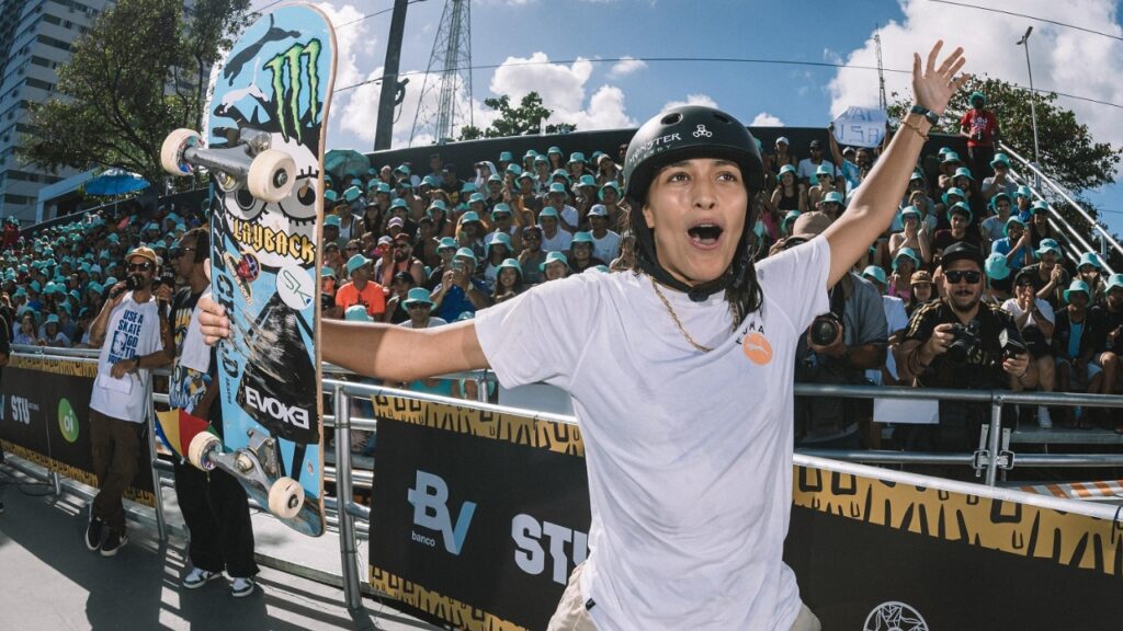 Skatista Isadora Pacheco em prova do skate park no STU Recife