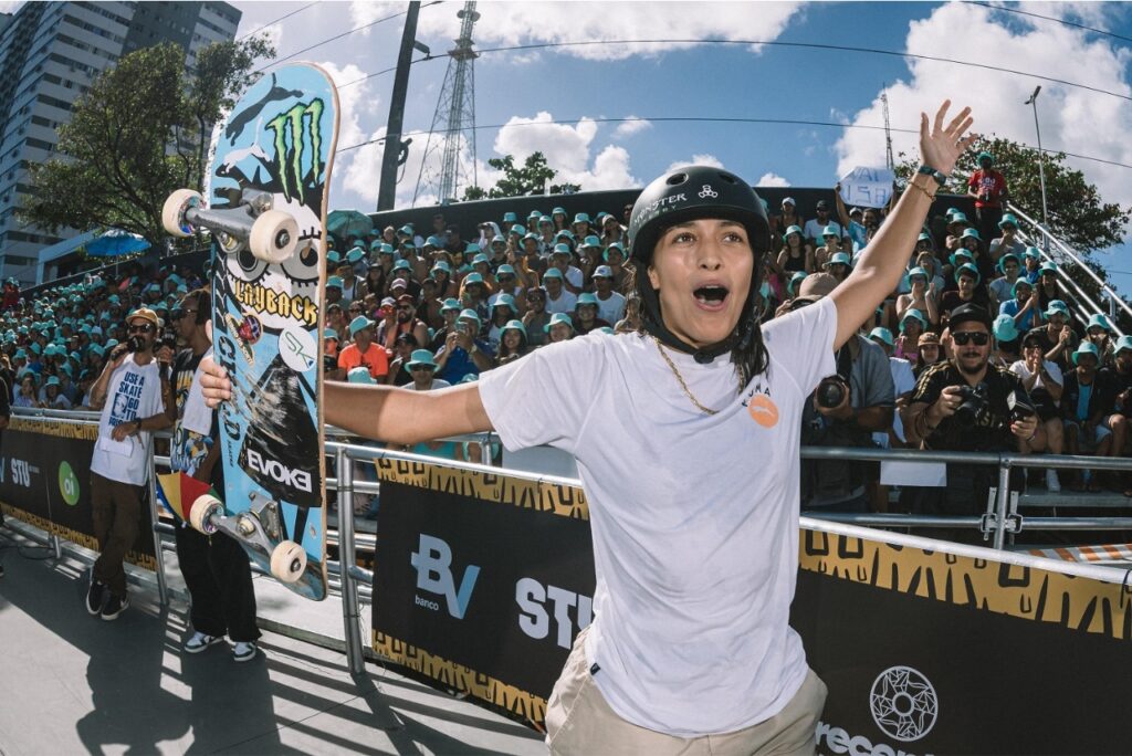 Skatista Isadora Pacheco em prova do skate park no STU Recife