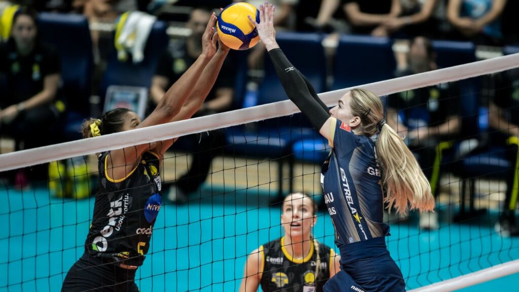 Adenízia, do Dentil Praia Clube, e Jenna Gray, do Gerdau Minas Tênis Clube, em jogo do Campeonato Mineiro de Vôlei 2023