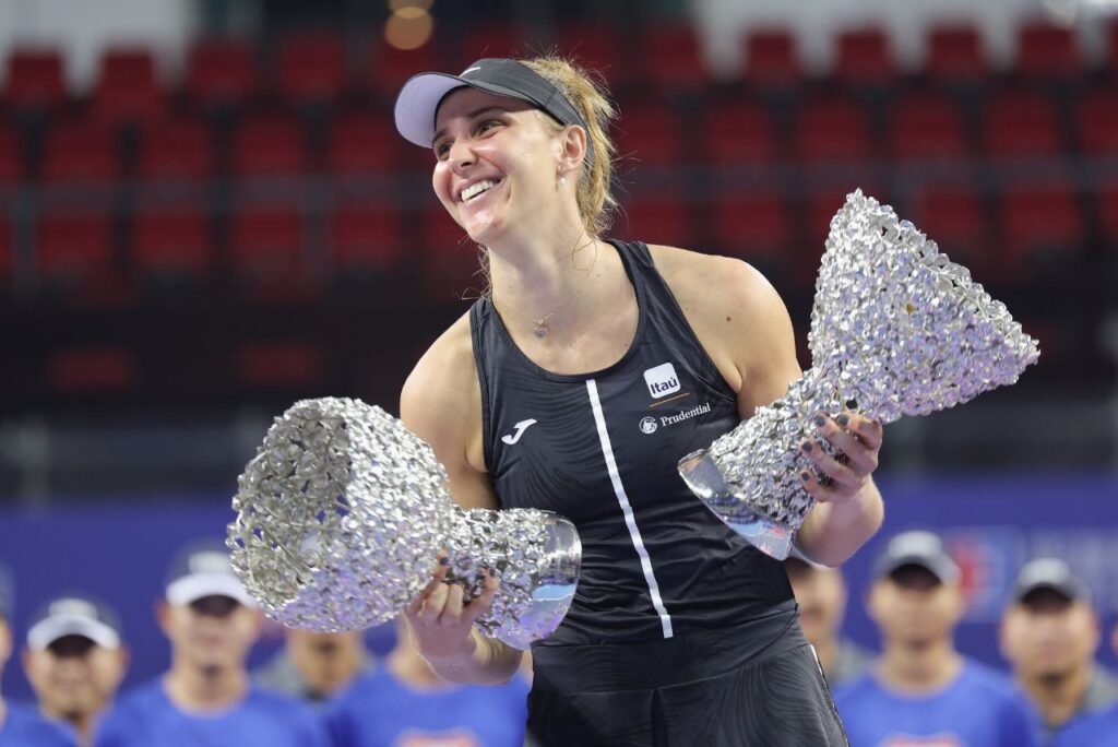 Beatriz Haddad Maia com troféus do WTA Elite Trophy 2023