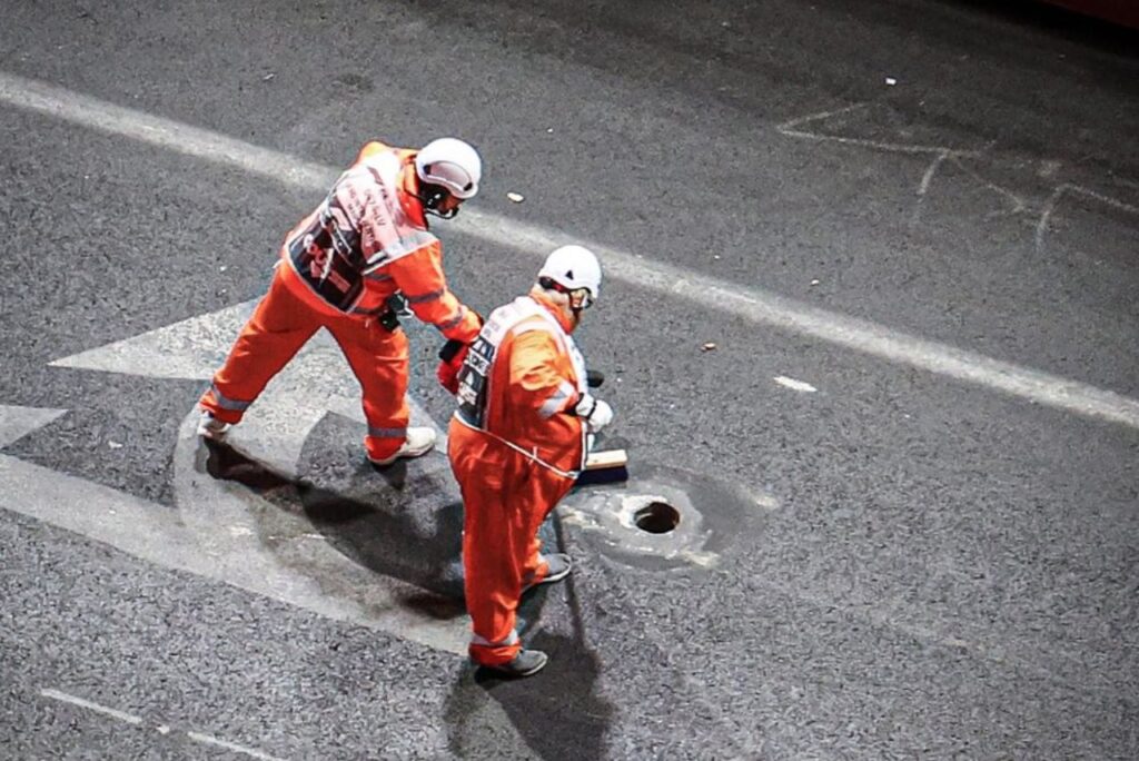 Fiscais de pista e buraco de bueiro na pista do GP de Las Vegas