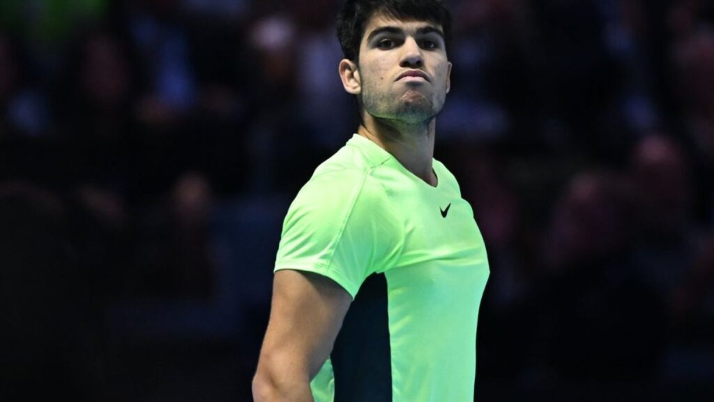 Tenista Carlos Alcaraz em jogo fo ATP Finals 2023
