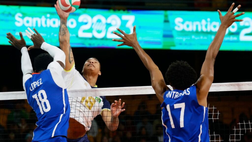 Darlan Souza ataca em jogo Brasil x Cuba no vôlei masculino dos Jogos Pan-Americanos Santiago 2023