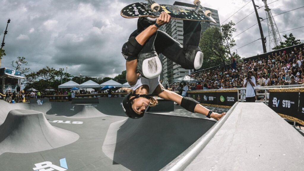 Skatista Dora Varella em prova do skate park no STU Recife