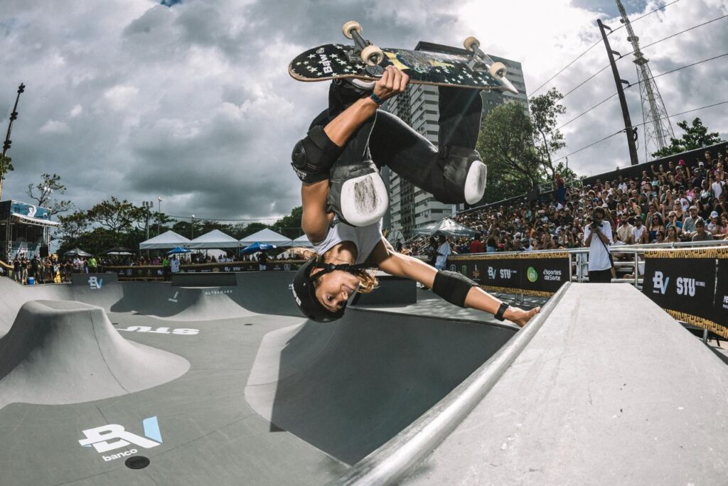 Skatista Dora Varella em prova do skate park no STU Recife