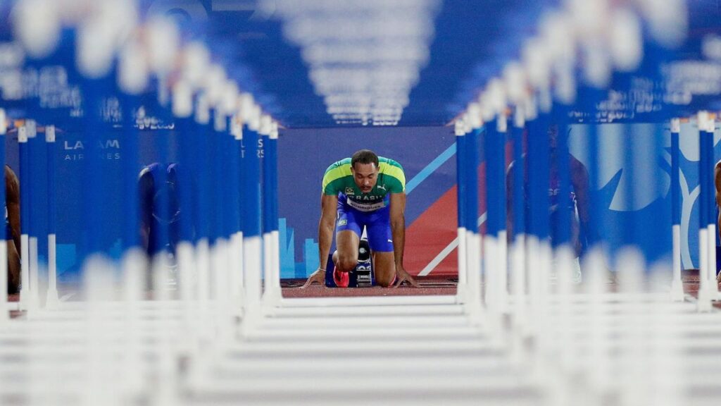Eduardo Rodrigues em prova dos 110m com barreiras no atletismo do Pan-Americano de Santiago 2023