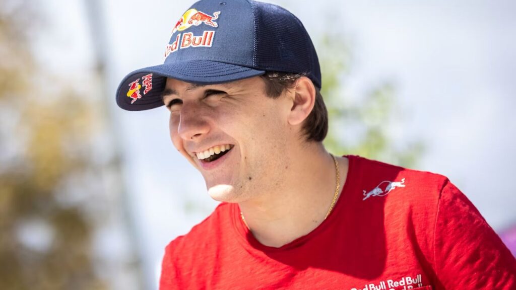 Piloto Enzo Fittipaldi com boné da Red Bull