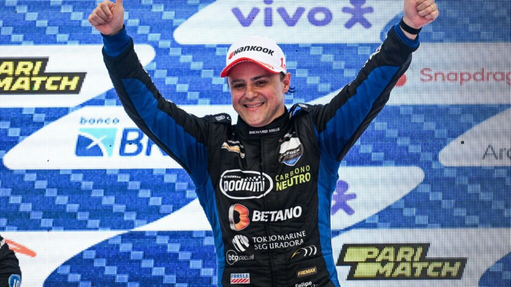 Felipe Massa comemora no pódio da Stock Car em Cascavel