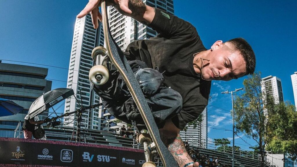Skatista Felipe Nunes em prova do paraskate street no STU Recife