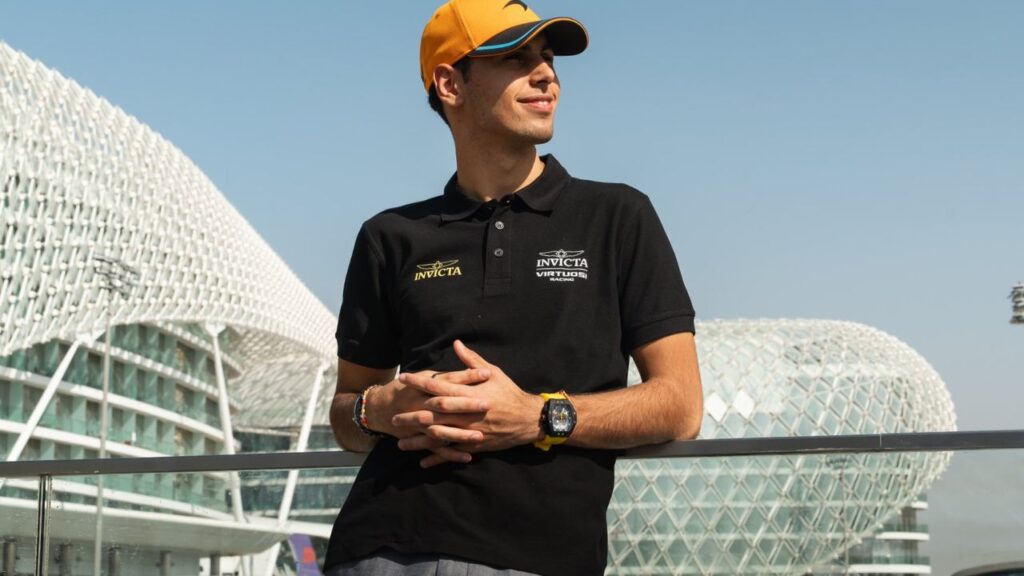 Piloto Gabriel Bortoleto posa com boné da McLaren e camisa da Virtuosi no GP de Abu Dhabi 2023