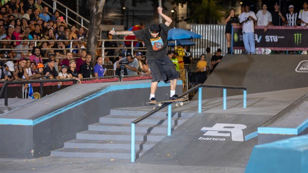 Skatista Giovanni Viana em prova do skate street no STU Recife
