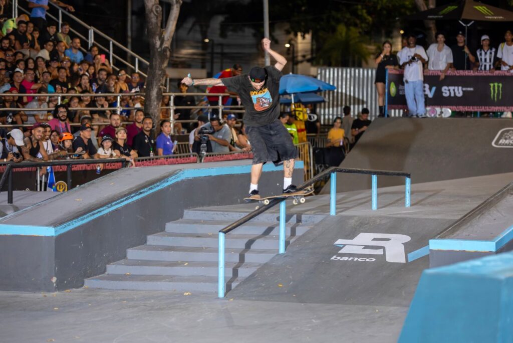 Skatista Giovanni Viana em prova do skate street no STU Recife