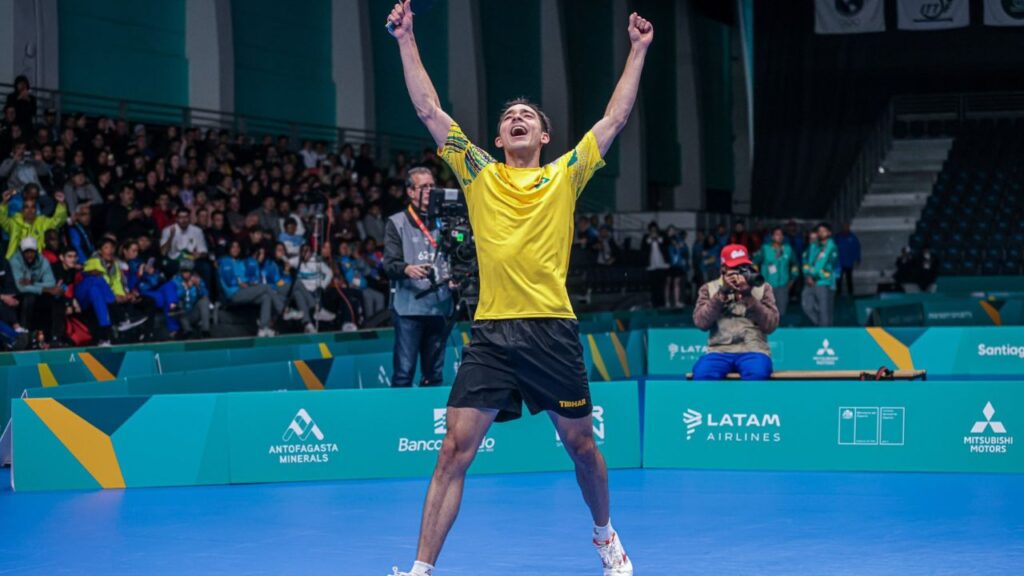 Hugo Calderano em jogo do tênis de mesa do Pan-Americano Santiago 2023