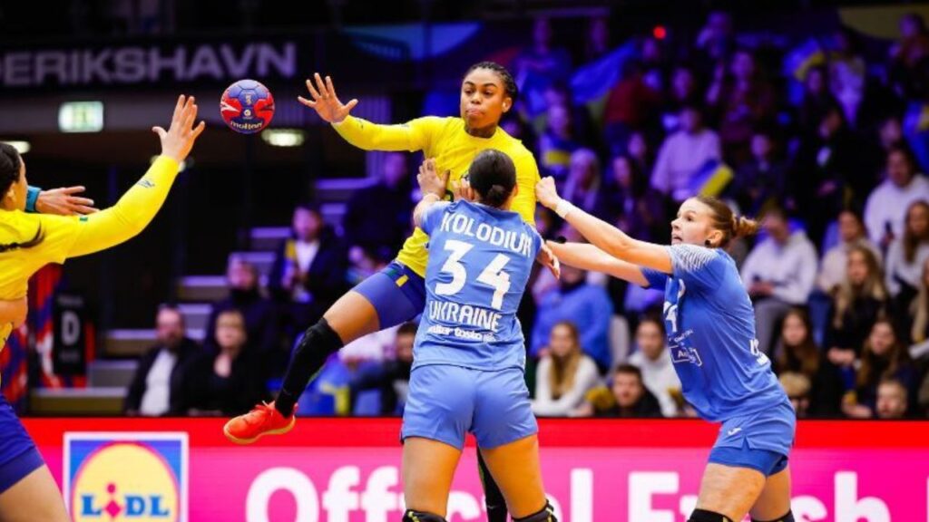 Lance de jogo entre Brasil e Ucrânia no Mundial de Handebol Feminino