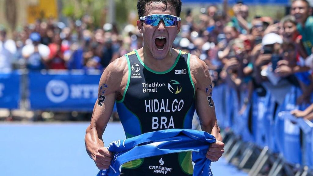 Miguel Hidalgo comemora vitória em prova do triatlo na Copa do Mundo de Triatlo 2023