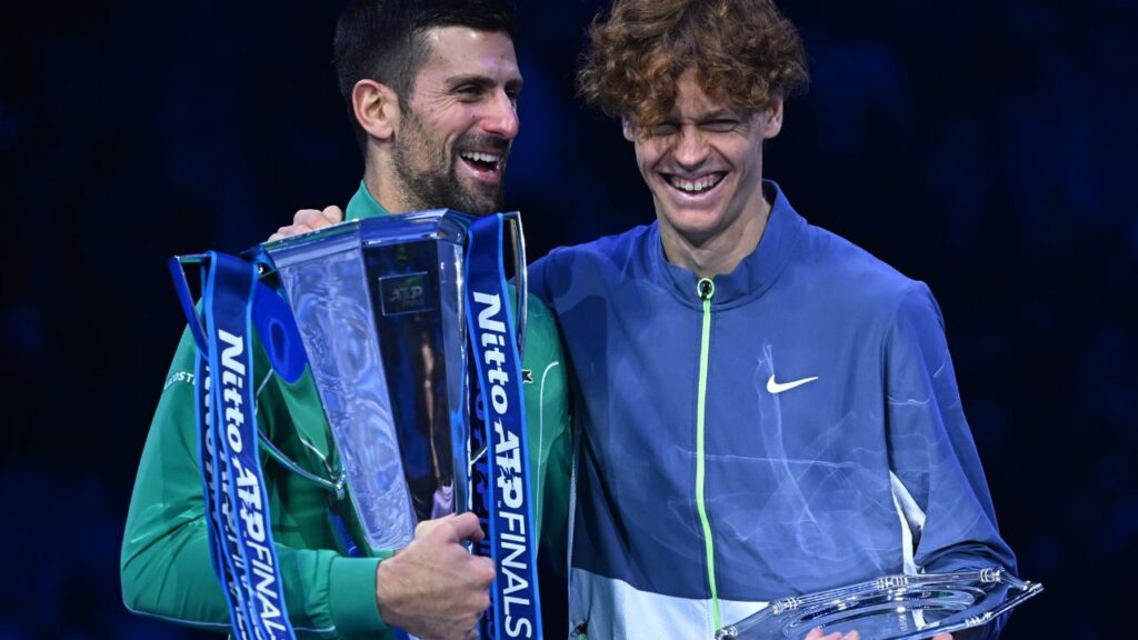 Novak Djokovic e Jannik Sinner com troféus do ATP Finals 2023
