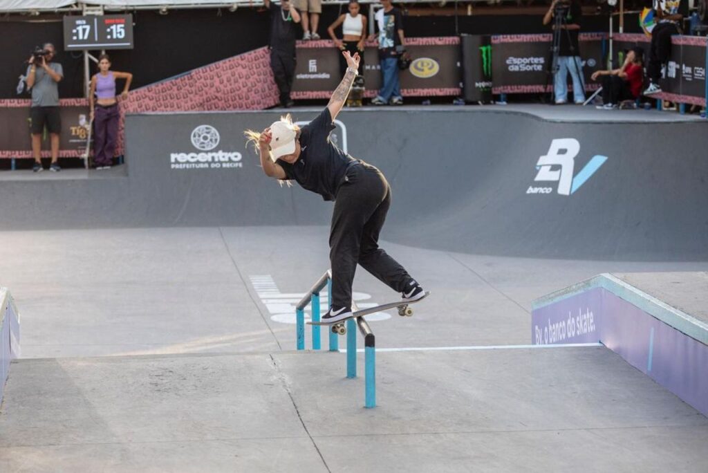 Skatista Pâmela Rosa em prova do skate street no STU Recife 2023