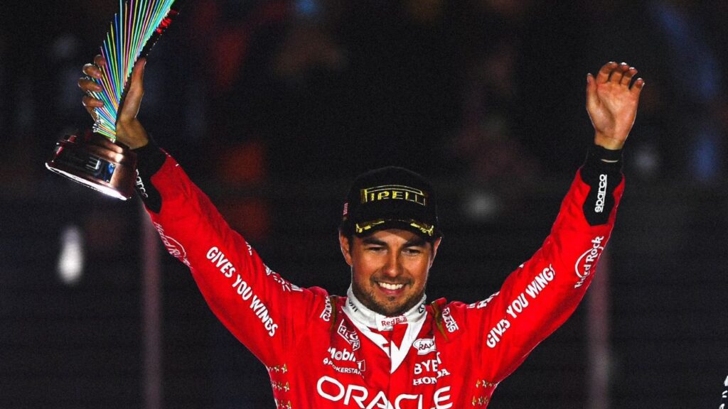 Sérgio Pérez, da Red Bull, com troféu do 2º lugar no GP de Las Vegas da Fórmula 1