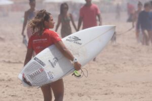 No surfe, Tainá Hinckel se classifica para Paris 2024