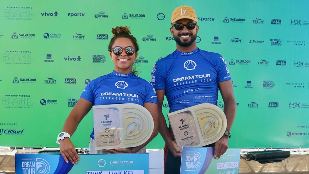 Surfistas Tainá Hickel e Michael Rodrigues, campeões da etapa Salvador do Dream Tour de Surfe