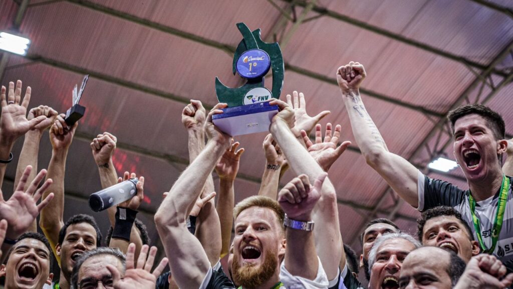 Elenco do Vôlei Natal com troféu da Superliga C