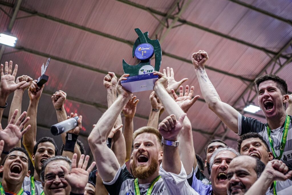 Elenco do Vôlei Natal com troféu da Superliga C