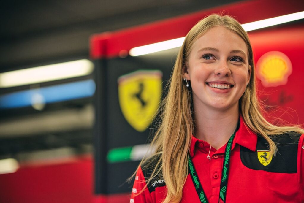 Pilota Aurelia Nobels no box da Ferrari