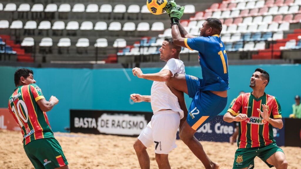 Goleiro Bobô realiza defesa em jogo entre Sampaio Corrêa e Acassuso na Libertadores de Beach Soccer