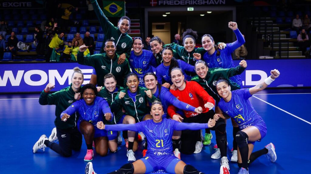 Jogadoras do Brasil comemoram após vitória sobre o Cazaquistão no Mundial de Handebol 2023