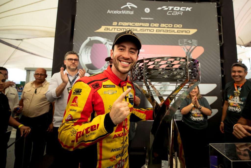 Gabriel Casagrande com troféu maior da Stock Car 2023