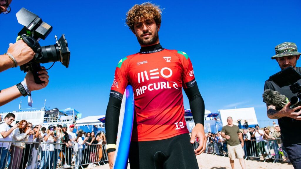 Surfista João Chianca, o Chumbinho, caminhando para o mar na WSL