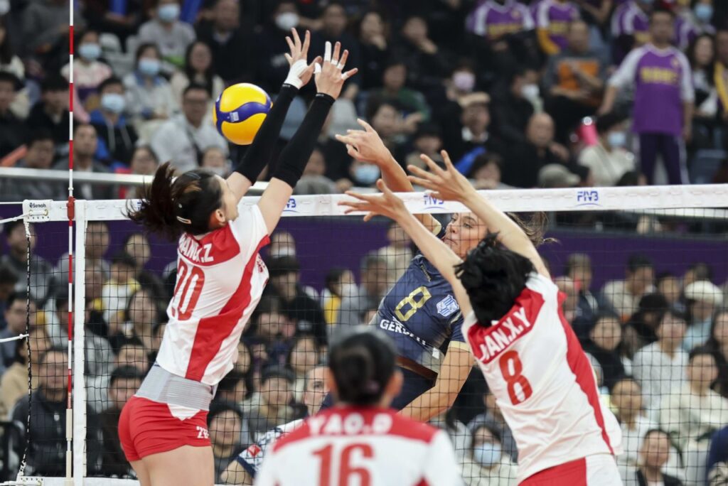 Julia Kudiess ataca em jogo do Gerdau Minas contra o Tianjin no Mundial de Clubes de Vôlei